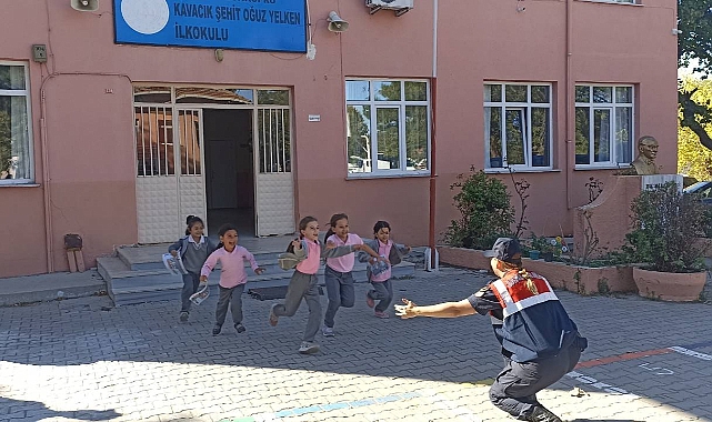 İlkokul Öğrencileri Jandarma Ekiplerini Koşarak Karşıladı