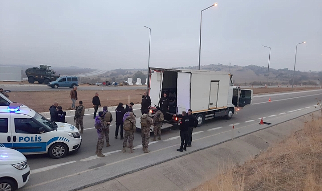 Kamyonet Kasasında Yakalandılar