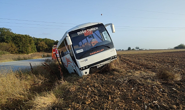 Lastiği Patlayan İşçi Servisi Tarlaya Girdi, 3 Yaralı