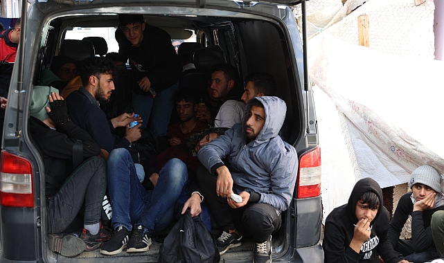 Polisten Kaçan Minibüste 23 Düzensiz Göçmen Yakalandı