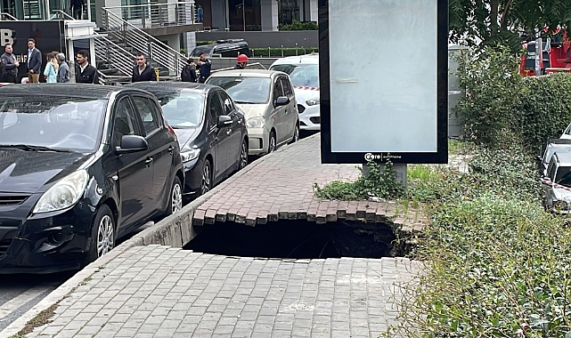 Şişli'de Kaldırımda Oluşan Çukura Düşen Kadın Kurtarıldı
