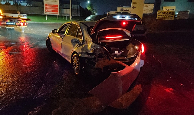 Yük Treni Hemzemin Geçitteki Otomobile Çarptı, 3 Yaralı