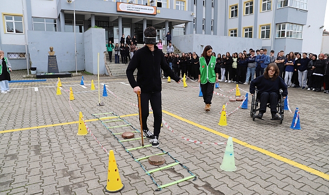 Sakarya'da Öğrenciler, Engellilerin Yaşadığı Zorlukları Deneyerek Tecrübe Etti