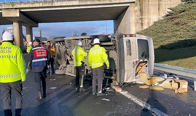 Bariyere Çarpan Minibüs Devrildi, 1 Ölü 1 Yaralı