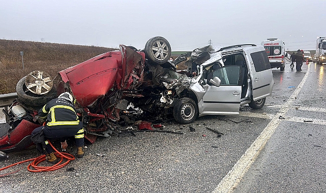 Otomobille Hafif Ticari Araç Çarpıştı, 2 Ölü 1 Yaralı