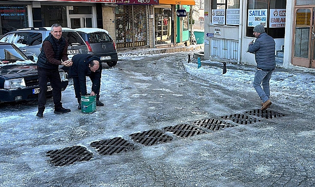 Tekirdağ'da Buzlanan Yolları Esnaf Tuzladı