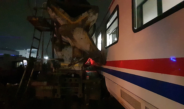 Yolcu Treni Beton Mikseriyle Çarpıştı!