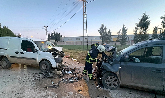 Hafif Ticari Araçlar Kafa Kafaya Çarpıştı, 4 Yaralı