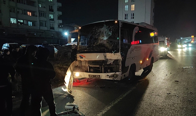 İşçi Servisi ile Tır Çarpıştı, 4 Yaralı