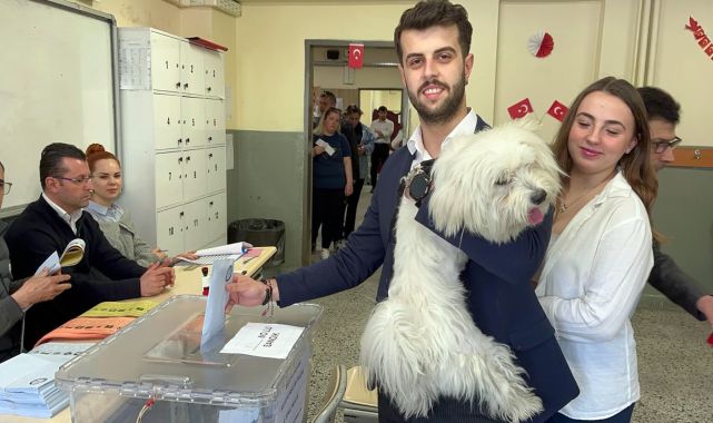 1 hafta önce sahiplendiği köpeği ile oy kullandı