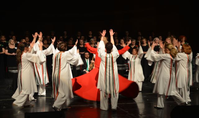 175 kadından oluşan koro, Gazzeli anneler ve çocukları için sahnede buluştu