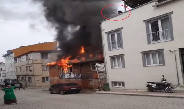 2 katlı evdeki yangına, bitişikteki binanın terasından hortumla su tuttu