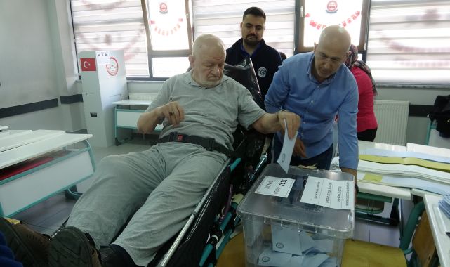 76 yaşındaki yatalak hasta sedye ile oy kullanmaya götürüldü