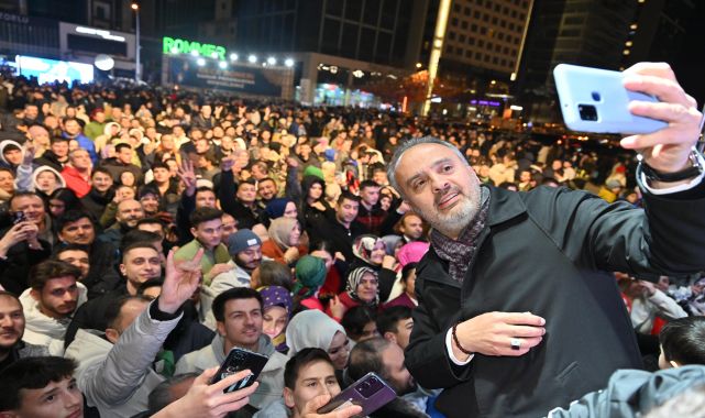 Alinur Aktaş, gençlerle sahurda ‘gece dönercisi’nde buluştu