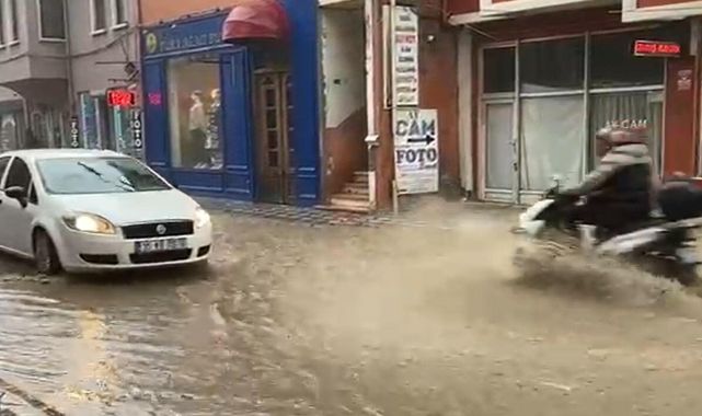 Balıkesir’de 15 dakikalık sağanak, yolları göle çevirdi