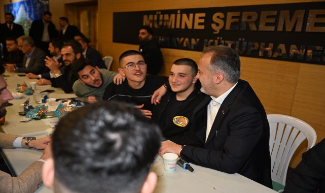 Başkan Aktaş sahuru, Uyumayan Kütüphane’de ders çalışan gençlerle yaptı