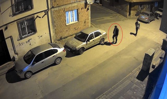 Bıçakla, park halindeki otomobilin lastiğini patlattı