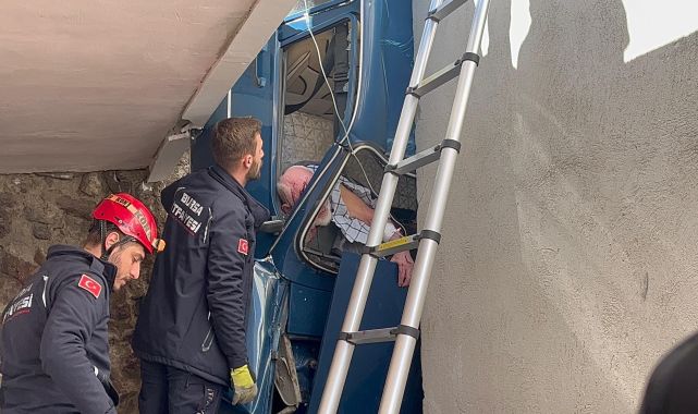 Bina ile istinat duvarı arasına düşen otomobilin sürücüsü kurtarılamadı