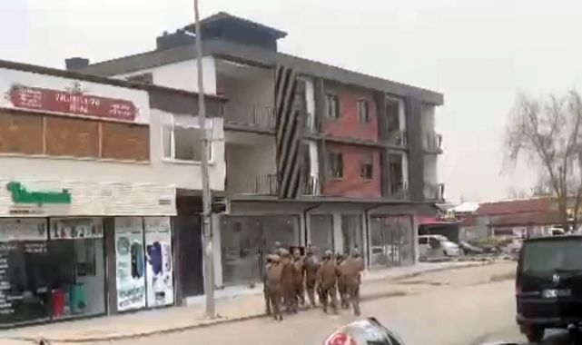 Binanın çatısına çıkıp çevreye ateş açtı