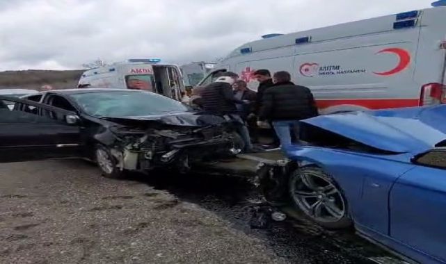 Bursa'da 2 otomobil kafa kafaya çarpıştı; 4 yaralı