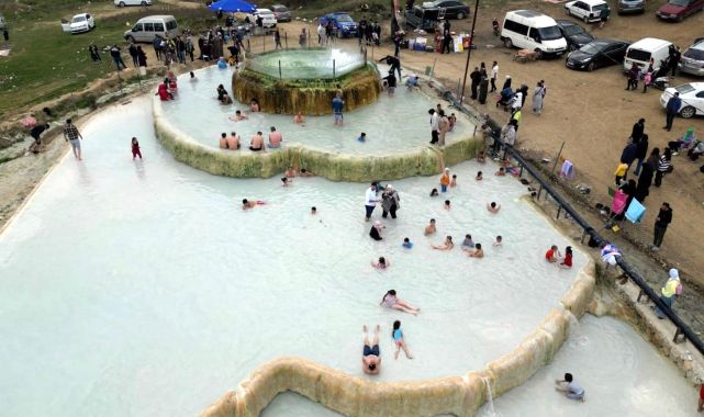 Bursa&#039;da 55 derece sıcaklığındaki kaynak suyu göleti, şifa arayanlara umut oldu