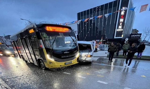 Bursa'da ana yola kontrolsüz çıkan minibüs, özel halk otobüsü ve motosiklete çarptı: 3 yaralı