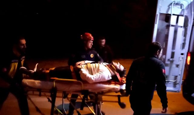 Bursa'da hafif ticari araç ile otomobil çarpıştı; 4 yaralı