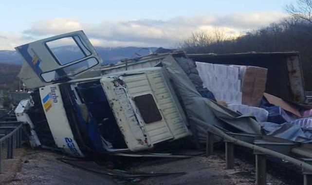 Bursa'da kamyon devrildi; şoför yaralı