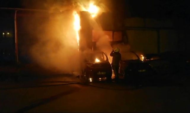 Bursa'da, oto tamirhanesinde çıkan yangın 4 araca sıçradı