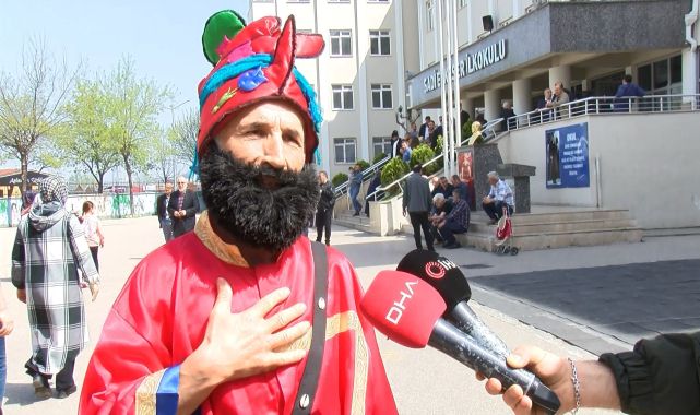 Bursa'da, sandığa Karagöz kostümüyle gitti