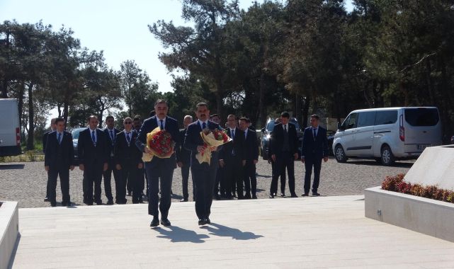 Çanakkale Deniz Zaferi'nin 109'uncu yıl dönümü kutlanıyor; altın madalyalı bayrak göndere çekildi (2)