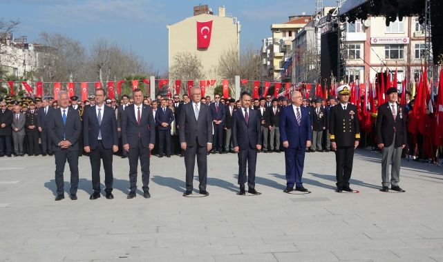 Çanakkale Deniz Zaferi'nin 109'uncu yıl dönümü kutlanıyor; altın madalyalı bayrak göndere çekildi