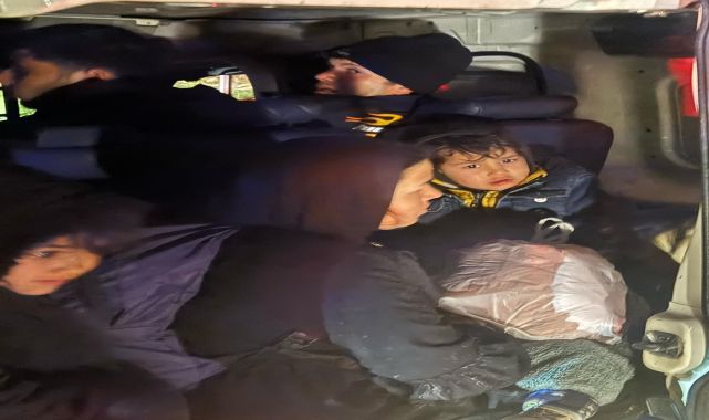 Çanakkale'de 15 kaçak göçmen ile 2 organizatör yakalandı