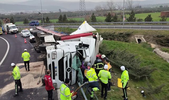 Devrilen TIR&#039;da sıkışan sürücü yaralandı