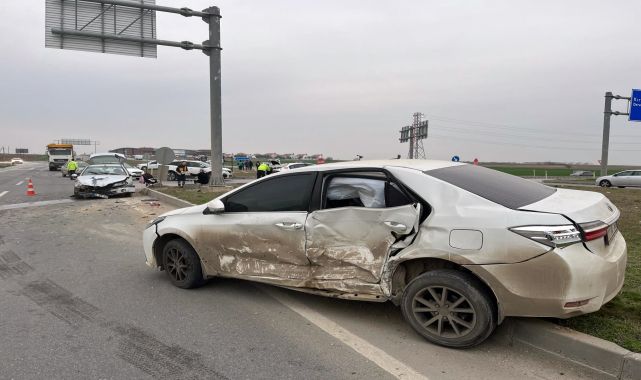 Edirne'de iki otomobil çarpıştı: 1'i çocuk 5 yaralı