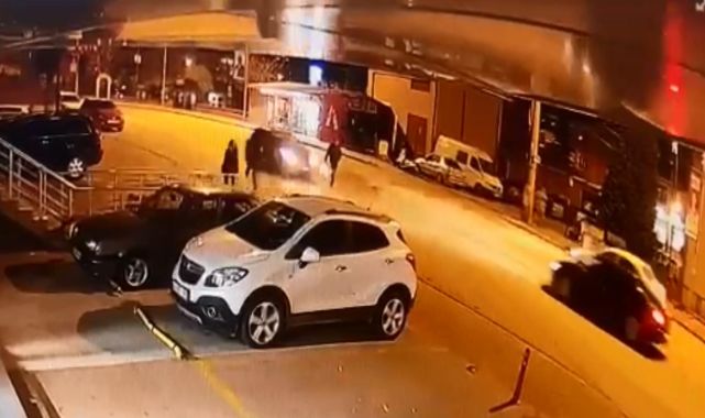 Edirne'de iki otomobilin çarptığı yaya ağır yaralandı; kaza anı kamerada