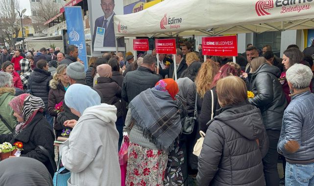 Edirne'de Kadınlar Günü'nde dağıtılan 10 bin çiçek yarım saatte tükendi