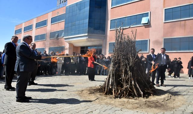 Edirne'de nevruz üniversitede kutlandı; ateş üzerinden atlayıp, yumurta tokuşturdular