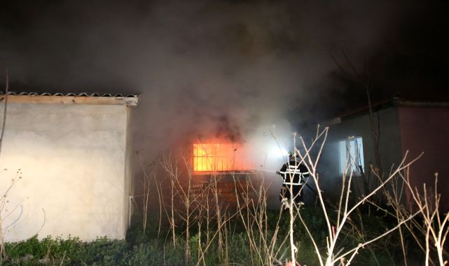 Edirne’de tek katlı ev alev alev yandı