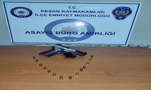 Eğlence mekanı önünde ruhsatsız tabancayla yakalandı
