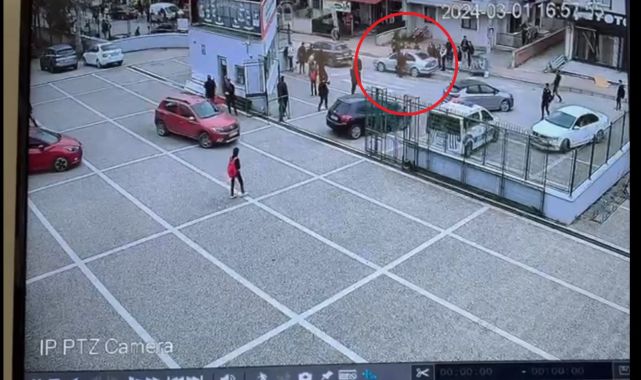 Ehliyetsiz sürücünün aracının peşinden koşan polisin düşüp yaralandığı olay kamerada