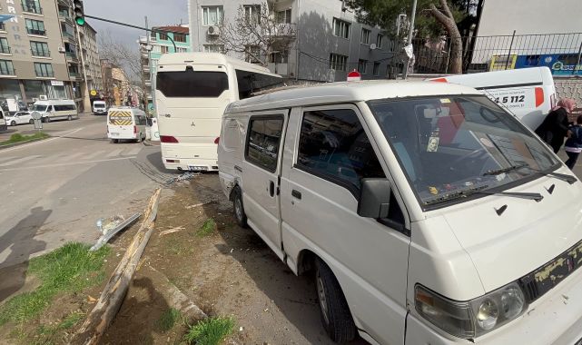 Freni boşalan servis otobüsü, minibüs ile binanın önündeki korkuluklara çarptı