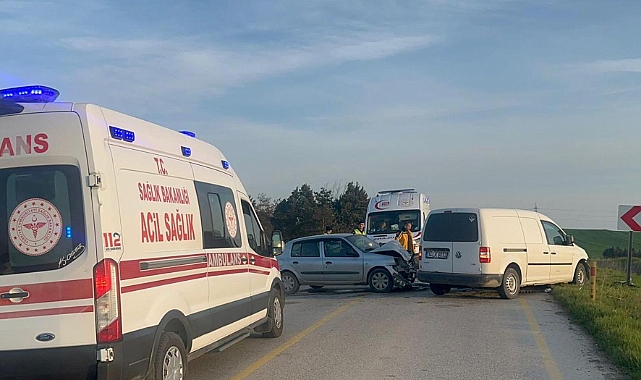 Hafif Ticari Araçla Otomobil Çarpıştı, 2'si Çocuk 7 Yaralı