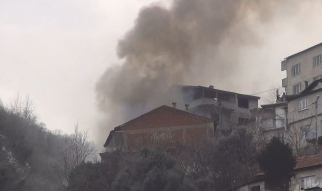 İtfaiye aracı dar sokağa giremeyince yangına müdahale için sokaktaki hidrantı kullandılar