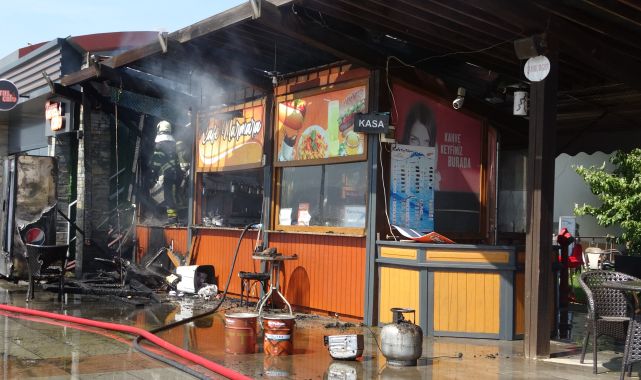 Kafedeki yangında 2 çalışan dumandan etkilendi