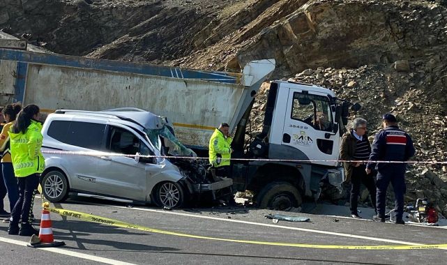 Kamyonla çarpışan hafif ticari aracın sürücüsü öldü