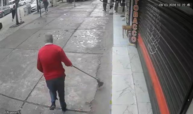 Kar maskesiyle girdikleri kuyumcudan 1,5 kilo altın çaldılar