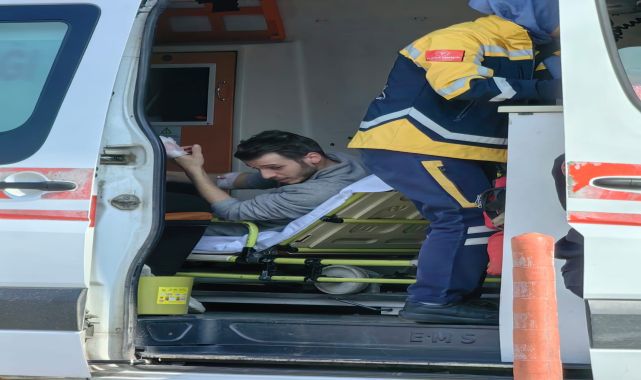 Maket bıçağıyla karton keserken 2 parmağını kesti