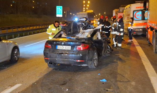 Otomobil, TIR&#039;ın altına girdi: 1 ölü, 2 yaralı