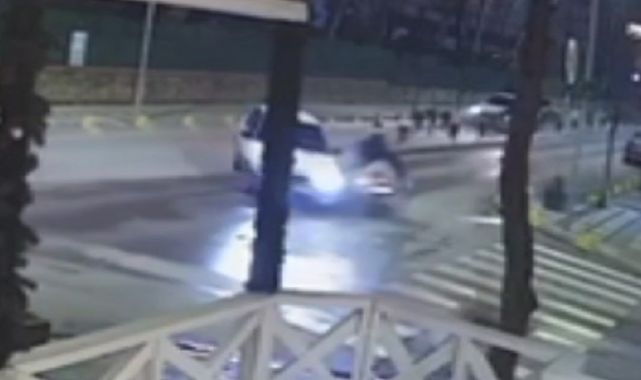 Otomobile çarpan motosikletteki 2 kişi yaralandı; kaza kamerada